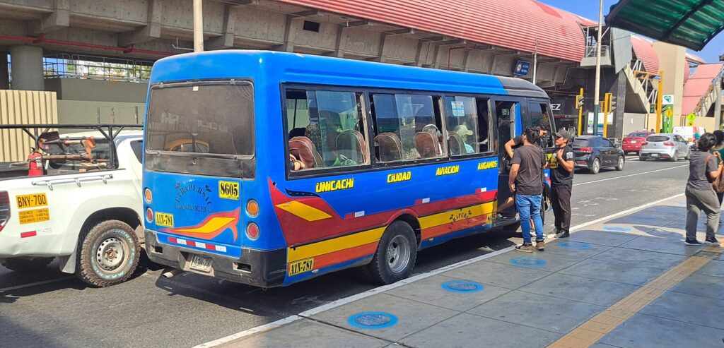 Photo of a Coaster bus dropping off passengers at the Jorge Chávez metro station