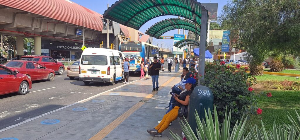 Photo of a combi picking up passengers in front of the Jorge Chávez Metro Station