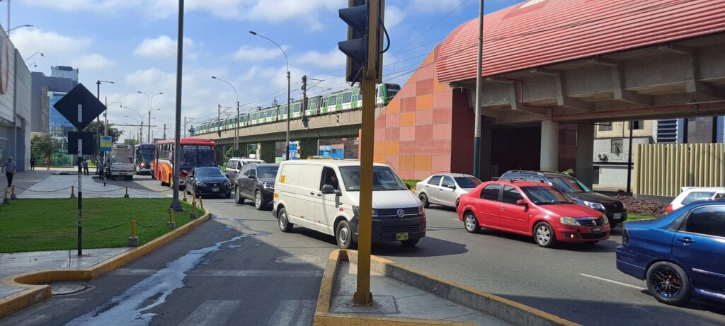 Photo of a Metro Línea 1 train pulling into the Jorge Chávez station